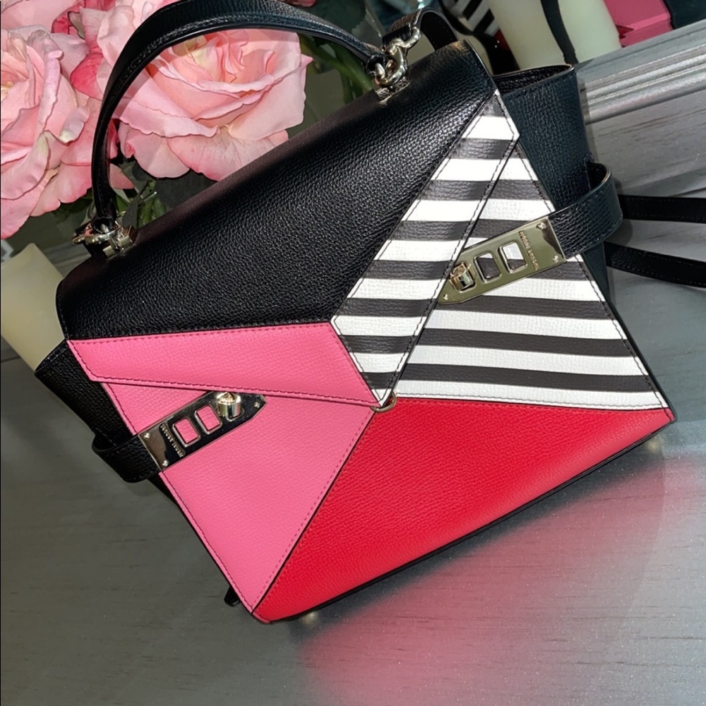 A cute Henri Bendal medium crossbody bag practically like new she’s be worn once